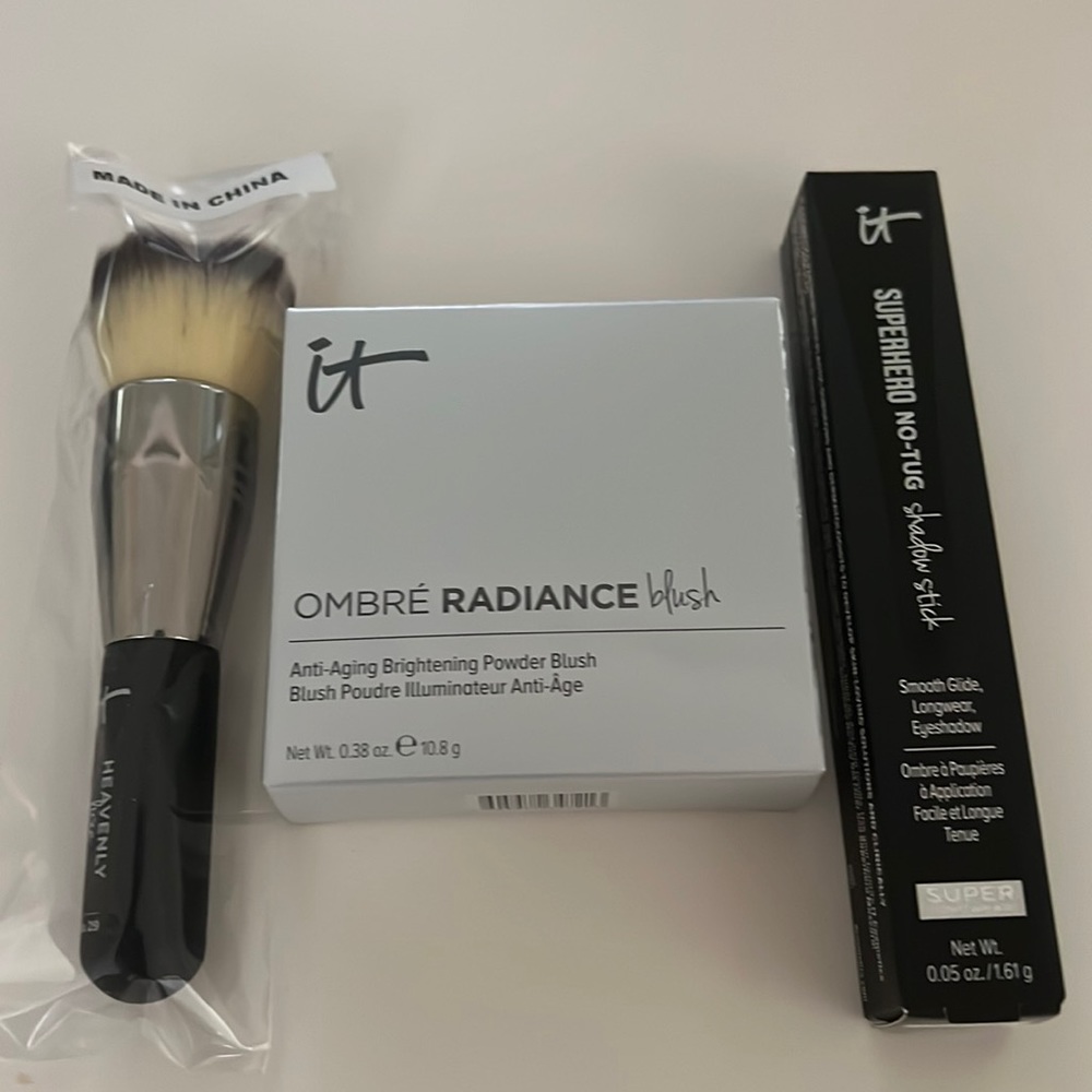 It cosmetics set blush superhero shadow stick and brush New sealed #29 brush